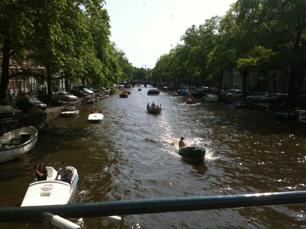 Amsterdam'lilari ev sevdigi seylerin basinda yazin kanallarinda kayik sefasi yapmak geliyor.. Icip icip gülüyorlar sevimli Hobbit'ler... :)