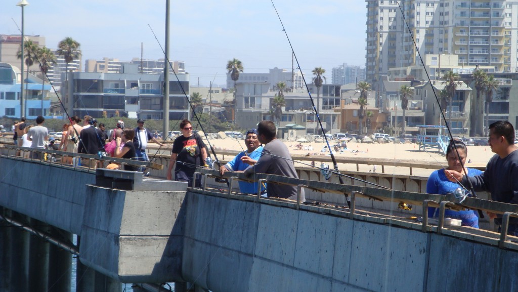 Venice Beach rihtiminin üstü balik avlayan Latinolar ve turistlerle dolu.. 