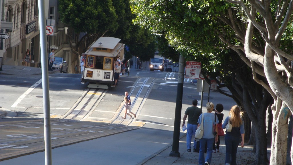 Yokuslar ve tramvaylar.. Iste San Francisco.. Yokus yukariya yürümek mi? Iste o tam bir felaket! :)