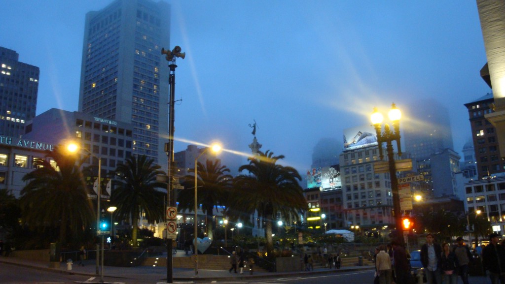 Union Square gündüzleri de geceleri de oldukca canli..