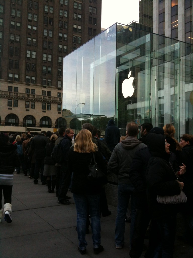 5th Avenue'daki Apple Satis noktasina mutlaka ugrayin... Sizi alkislarla iceriye aliyorlar...