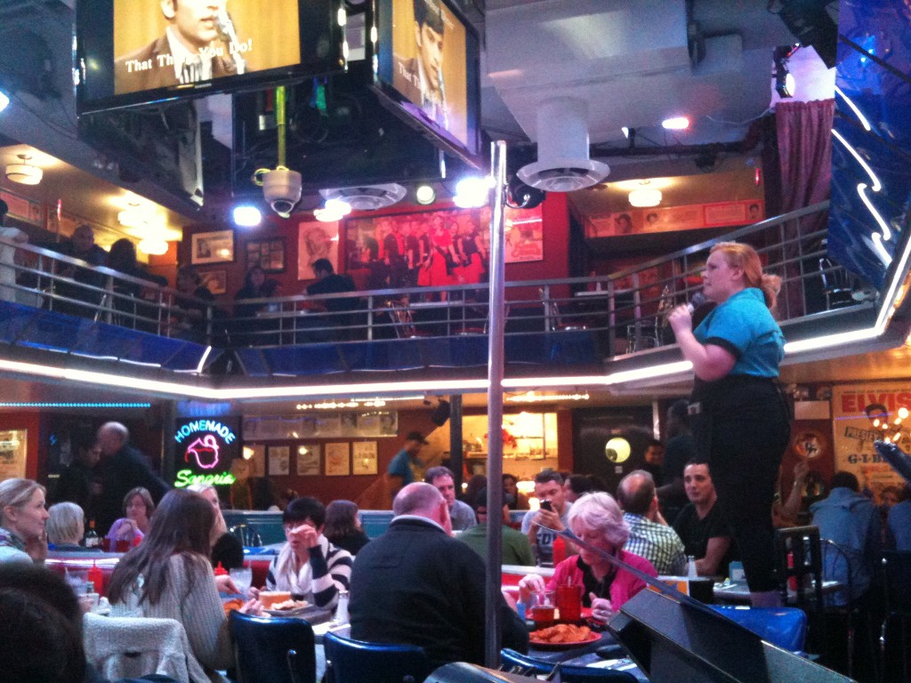 Ellen's Stardust Diner'da hem yemek hem müzik var...