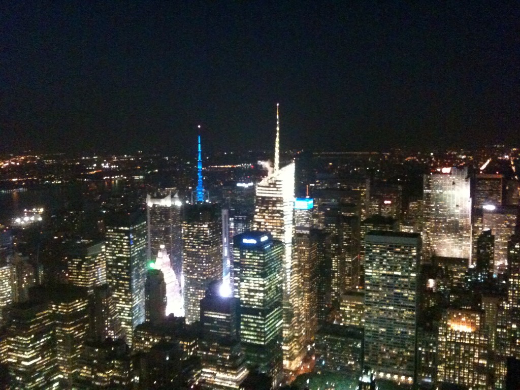 Empire State Building'in tepesinden gece New York manzarasi...
