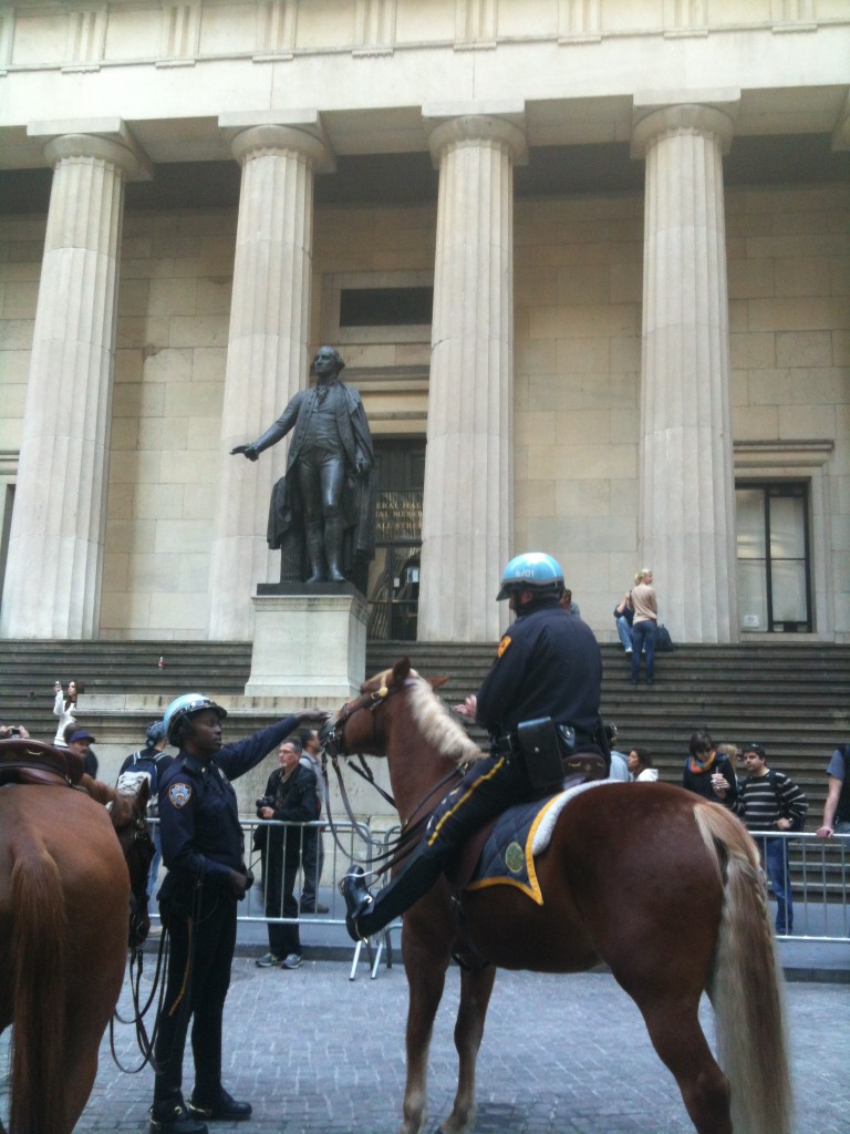 Wall Street'i atli polisler koruyor...